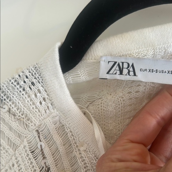 Elegant Cream and Black Ruffled Crop Blouse - Picture 4 of 4